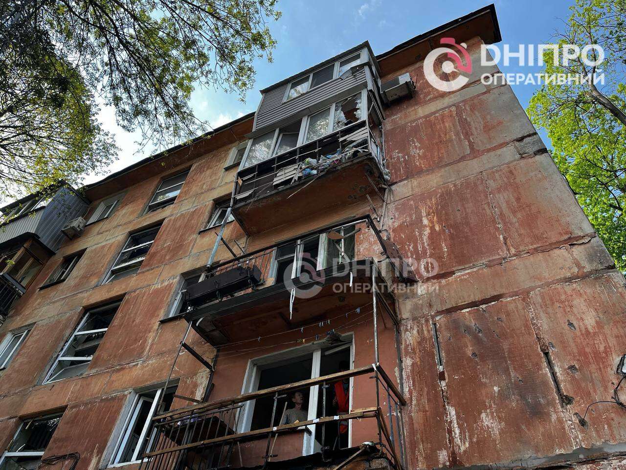 Удар ворожого БпЛА прийшовся по житлових будинках у Дніпрі: що відбувається на місці події