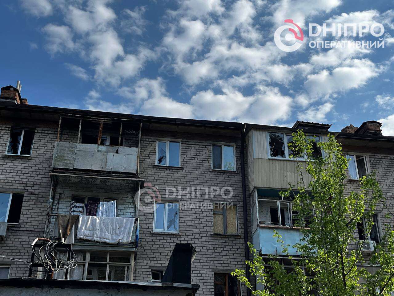Удар ворожого БпЛА прийшовся по житлових будинках у Дніпрі: що відбувається на місці події
