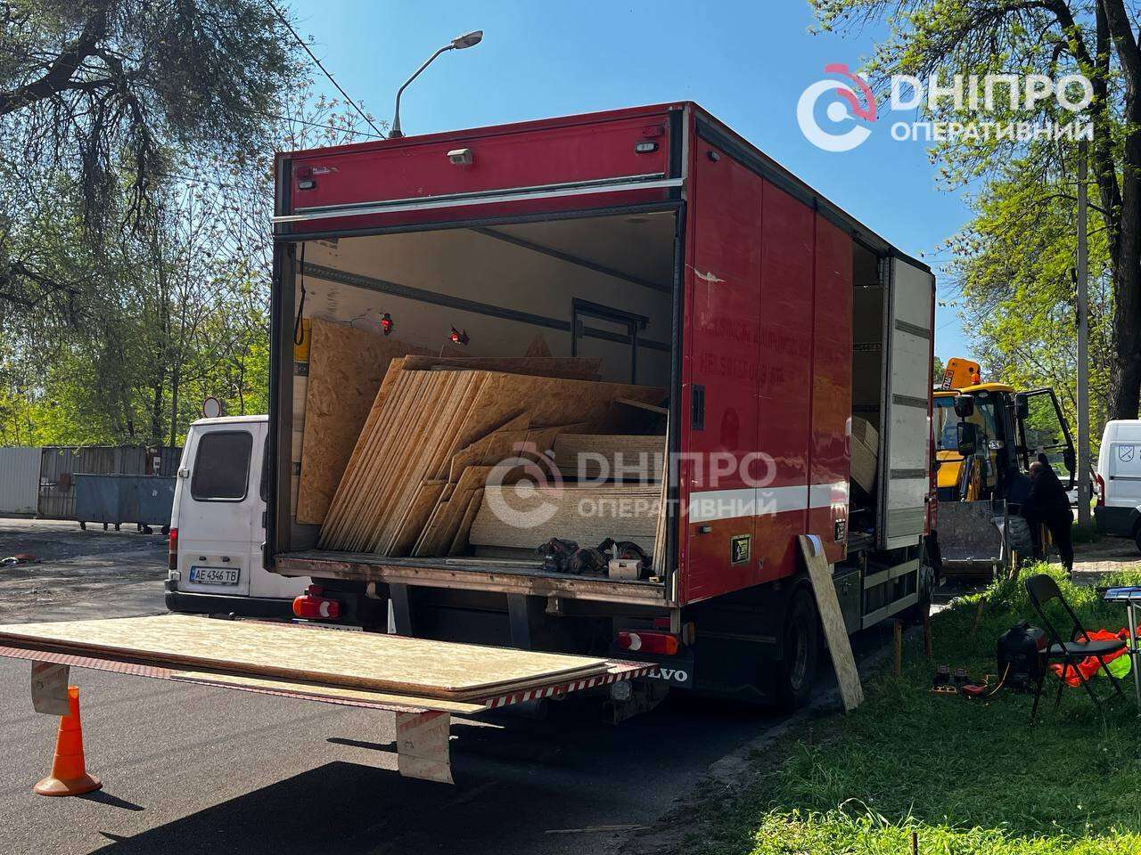 Удар ворожого БпЛА прийшовся по житлових будинках у Дніпрі: що відбувається на місці події