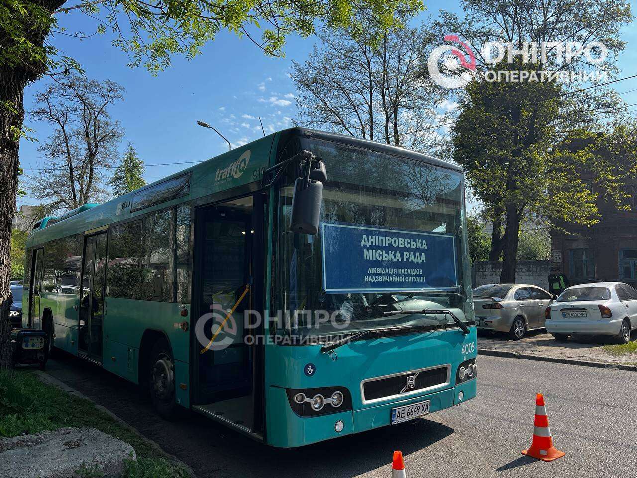 Удар ворожого БпЛА прийшовся по житлових будинках у Дніпрі: що відбувається на місці події