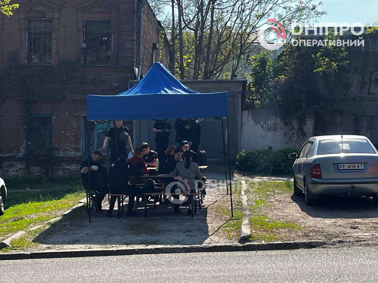 Удар ворожого БпЛА прийшовся по житлових будинках у Дніпрі: що відбувається на місці події