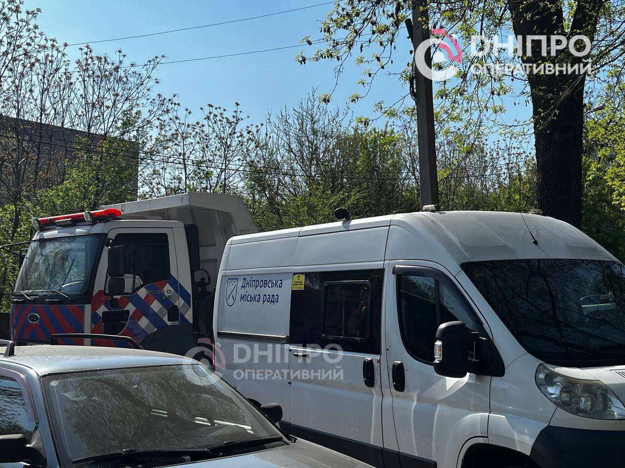 Удар ворожого БпЛА прийшовся по житлових будинках у Дніпрі: що відбувається на місці події