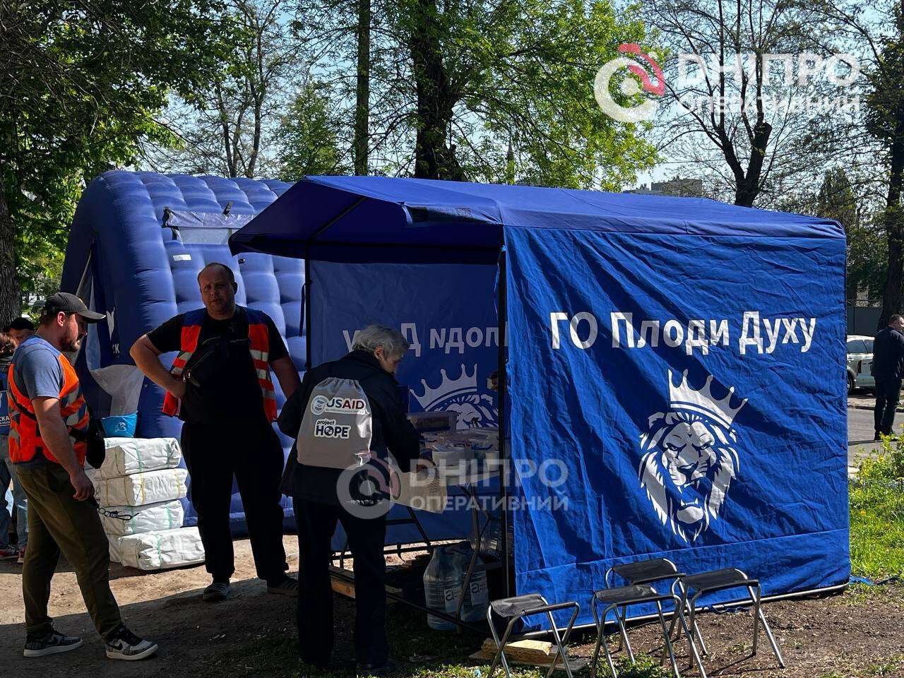 Удар ворожого БпЛА прийшовся по житлових будинках у Дніпрі: що відбувається на місці події