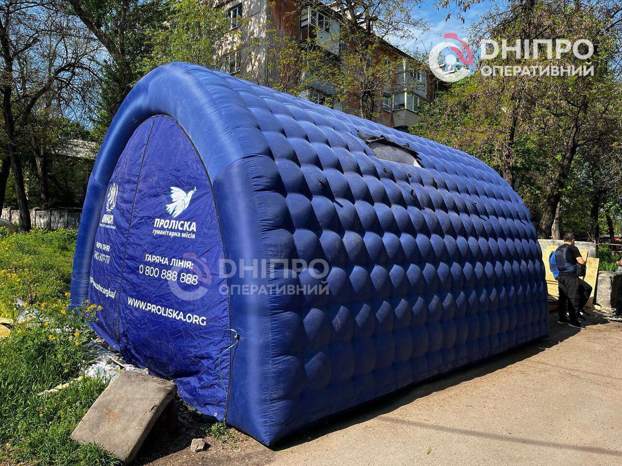 Удар ворожого БпЛА прийшовся по житлових будинках у Дніпрі: що відбувається на місці події