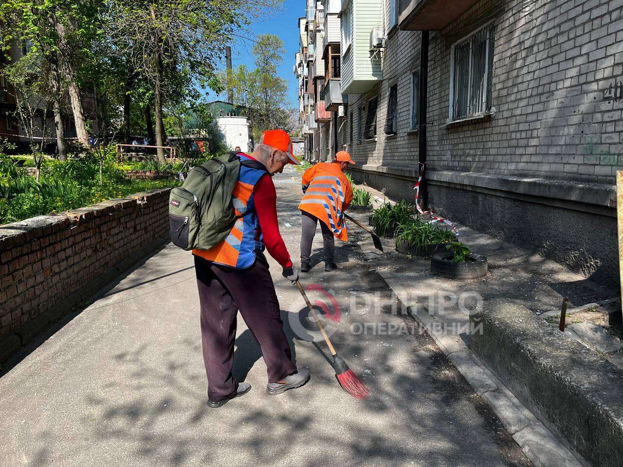Удар ворожого БпЛА прийшовся по житлових будинках у Дніпрі: що відбувається на місці події