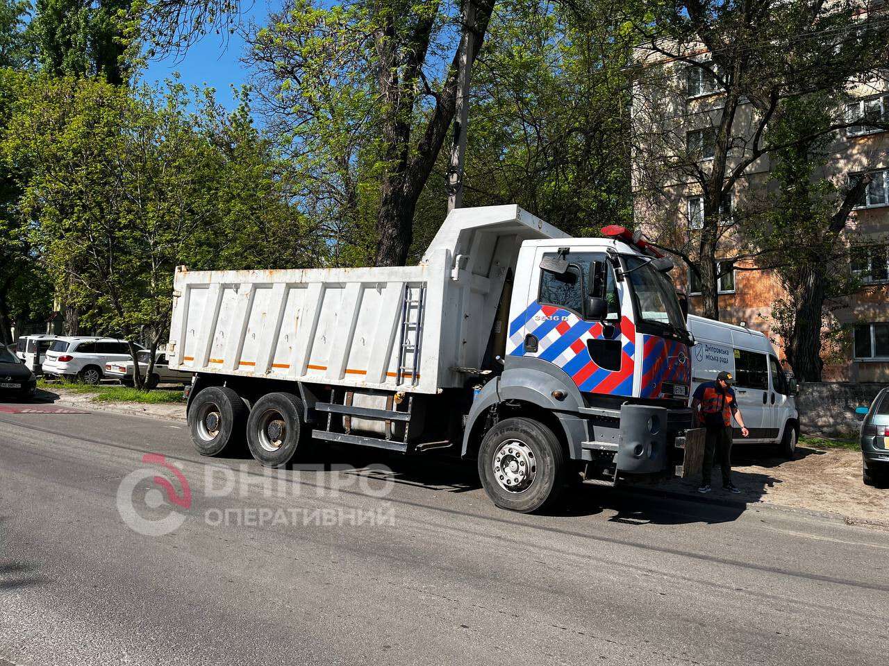 Удар ворожого БпЛА прийшовся по житлових будинках у Дніпрі: що відбувається на місці події