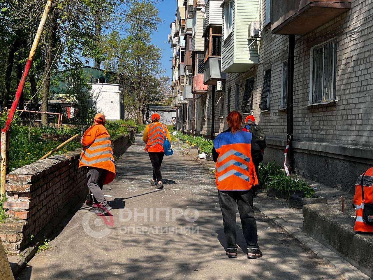 Удар ворожого БпЛА прийшовся по житлових будинках у Дніпрі: що відбувається на місці події