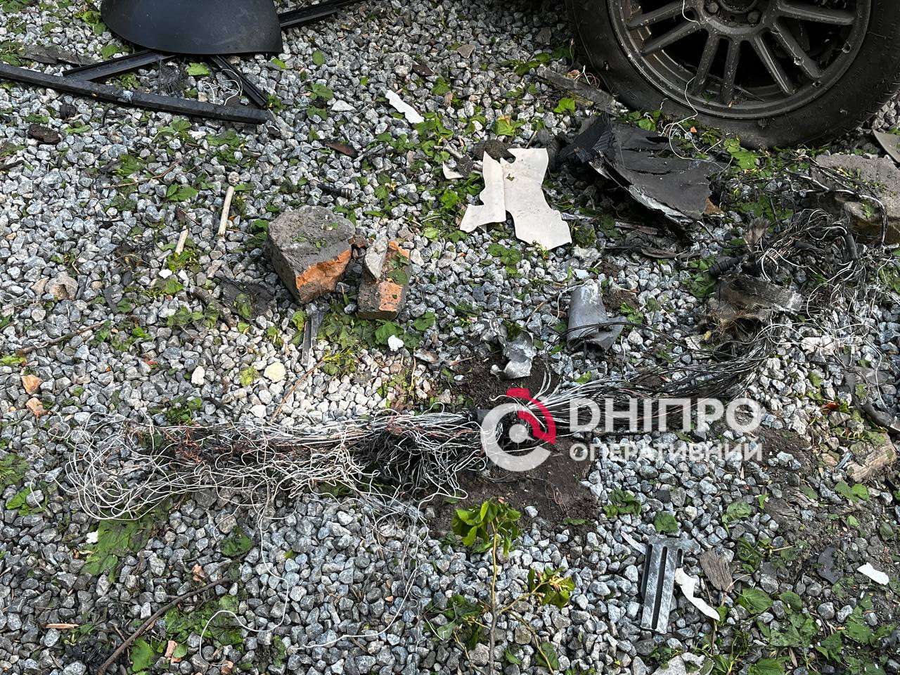 Удар ворожого БпЛА прийшовся по житлових будинках у Дніпрі: що відбувається на місці події