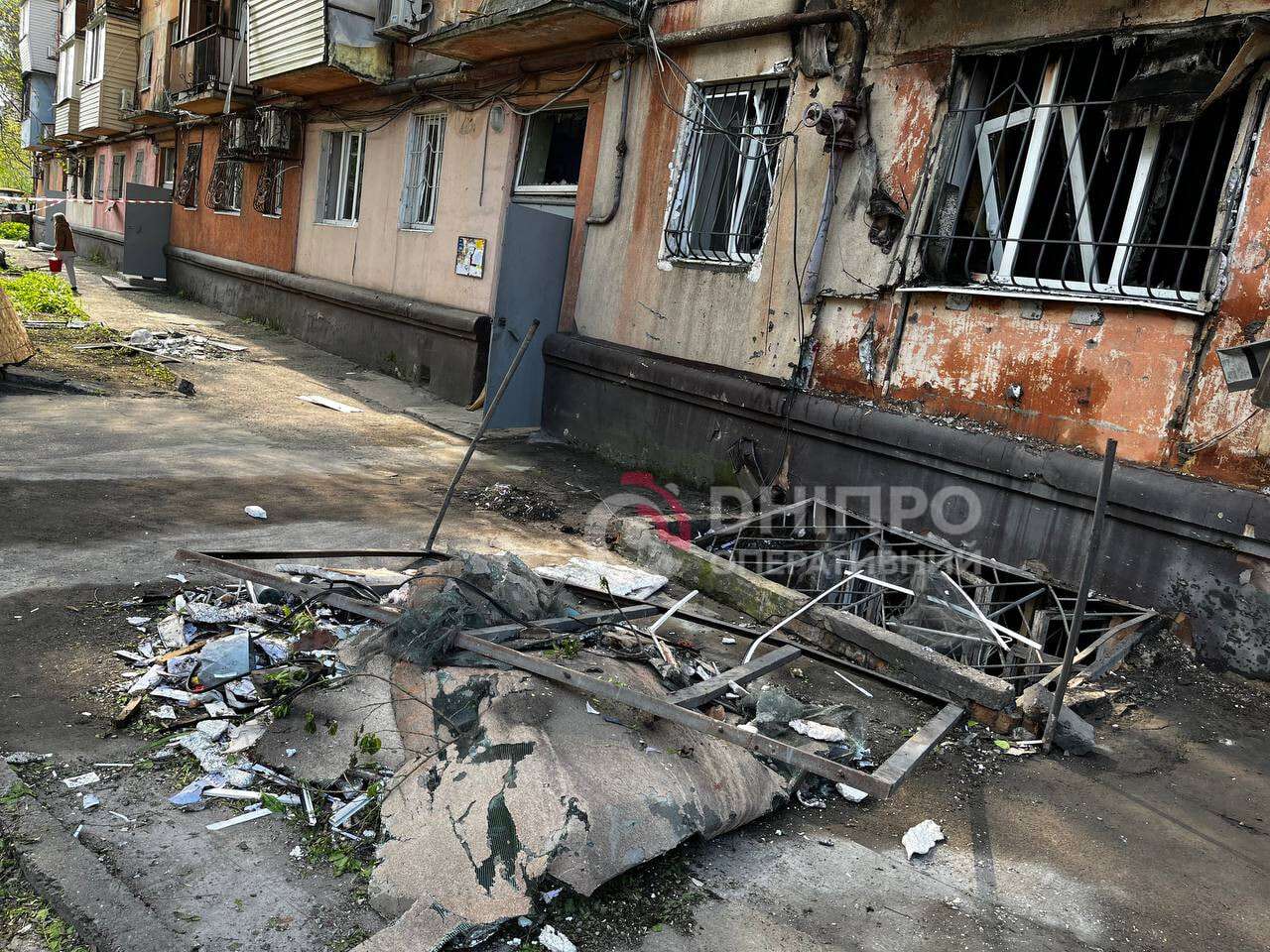 Удар ворожого БпЛА прийшовся по житлових будинках у Дніпрі: що відбувається на місці події