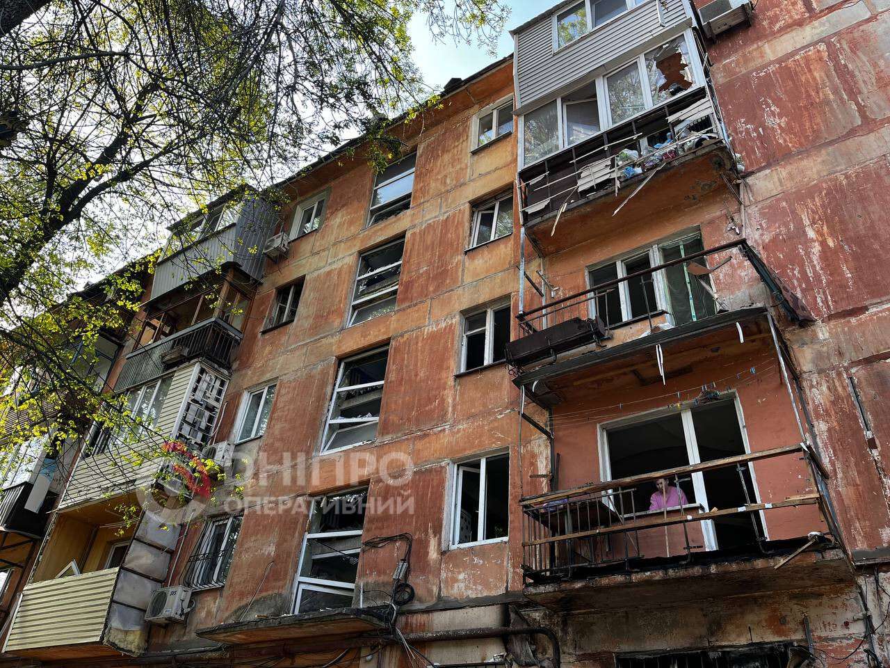 Удар ворожого БпЛА прийшовся по житлових будинках у Дніпрі: що відбувається на місці події