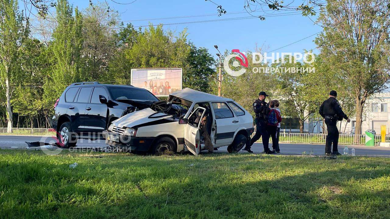 У Дніпрі на Запорізькому шосе Toyota влетіла у ВАЗ, є постраждалий: відео моменту та подробиці