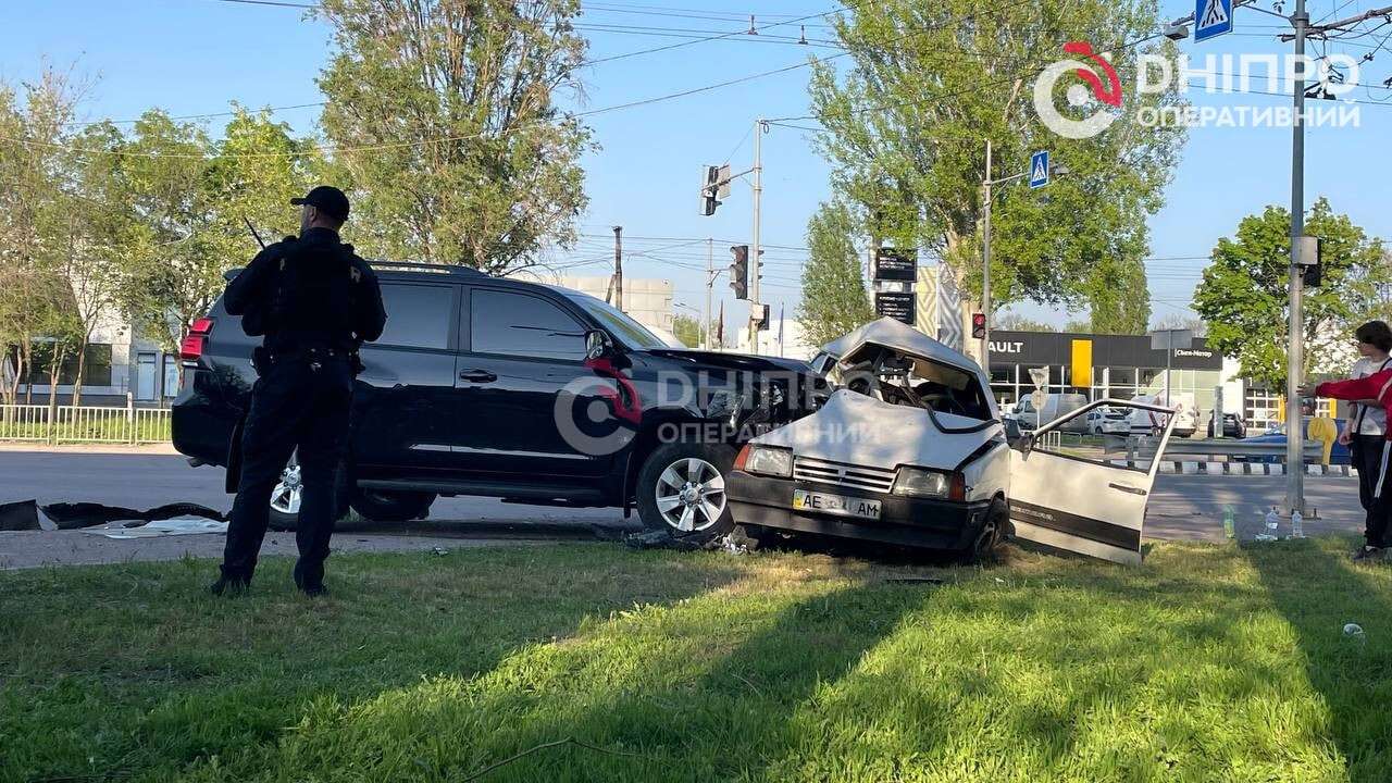 У Дніпрі на Запорізькому шосе Toyota влетіла у ВАЗ, є постраждалий: відео моменту та подробиці