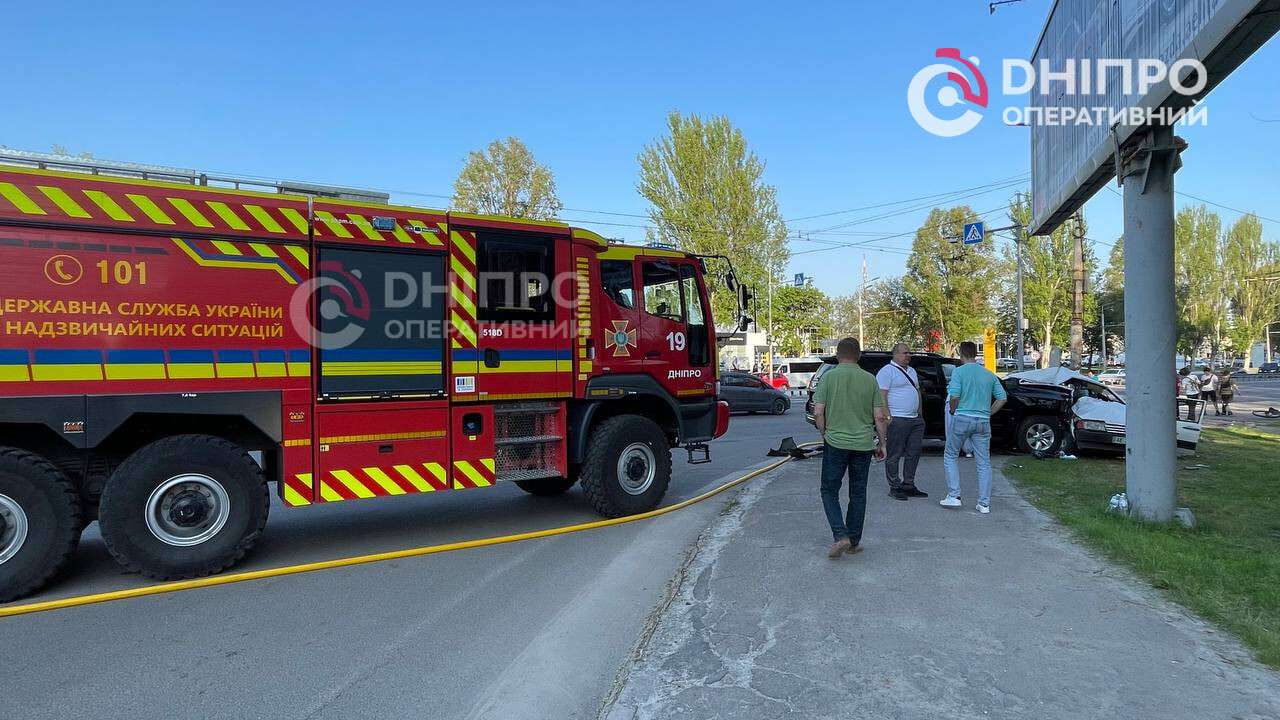 У Дніпрі на Запорізькому шосе Toyota влетіла у ВАЗ, є постраждалий: відео моменту та подробиці