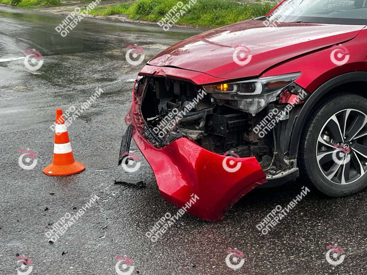 У Дніпрі на Щепкіна зіткнулися Mazda та мотоцикл, є постраждалий