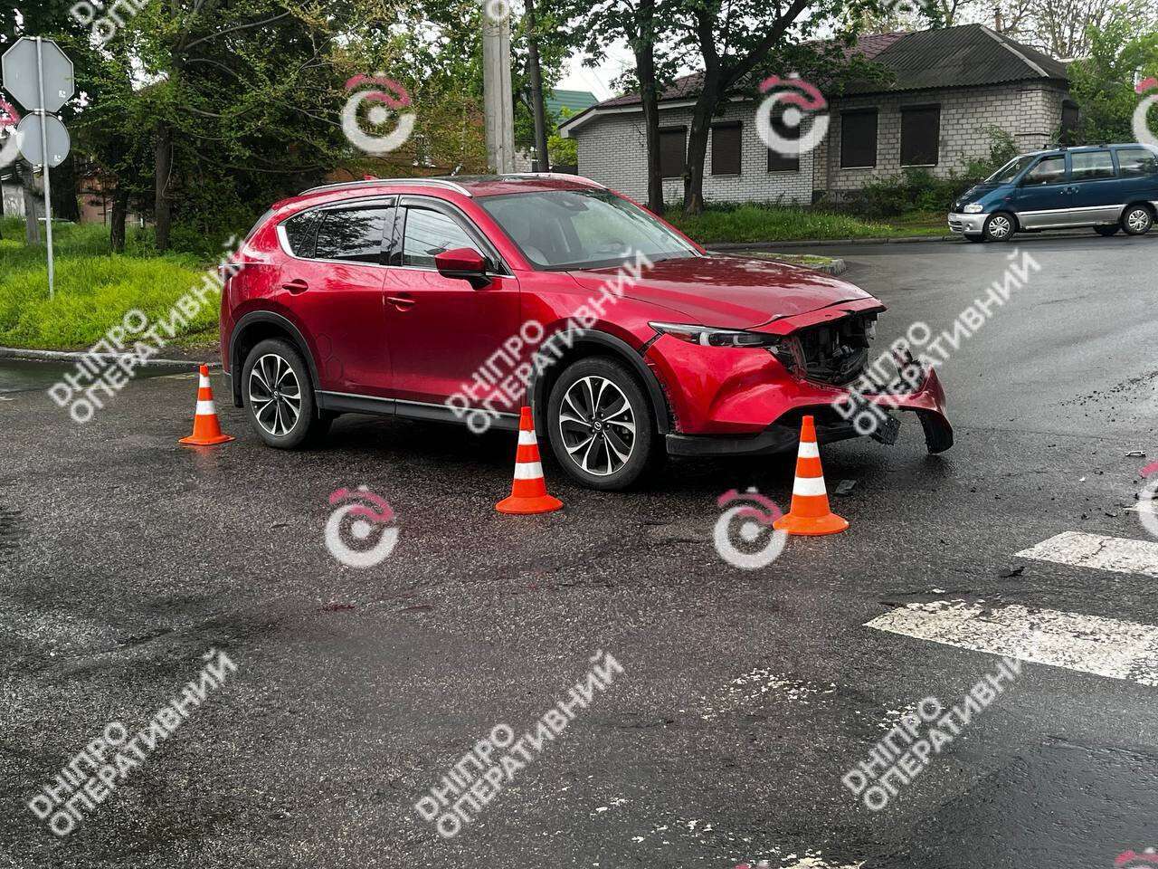 У Дніпрі на Щепкіна зіткнулися Mazda та мотоцикл, є постраждалий