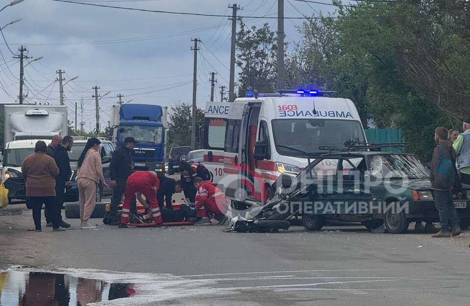 Калюжа крові та потрощений транспорт: у Дніпрі на Передовій сталася моторошна ДТП - відео