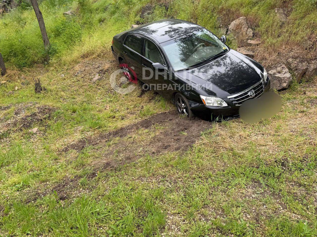 У Дніпрі на набережній Toyota виїжджала з парковки та опинилася на схилі: відео моменту