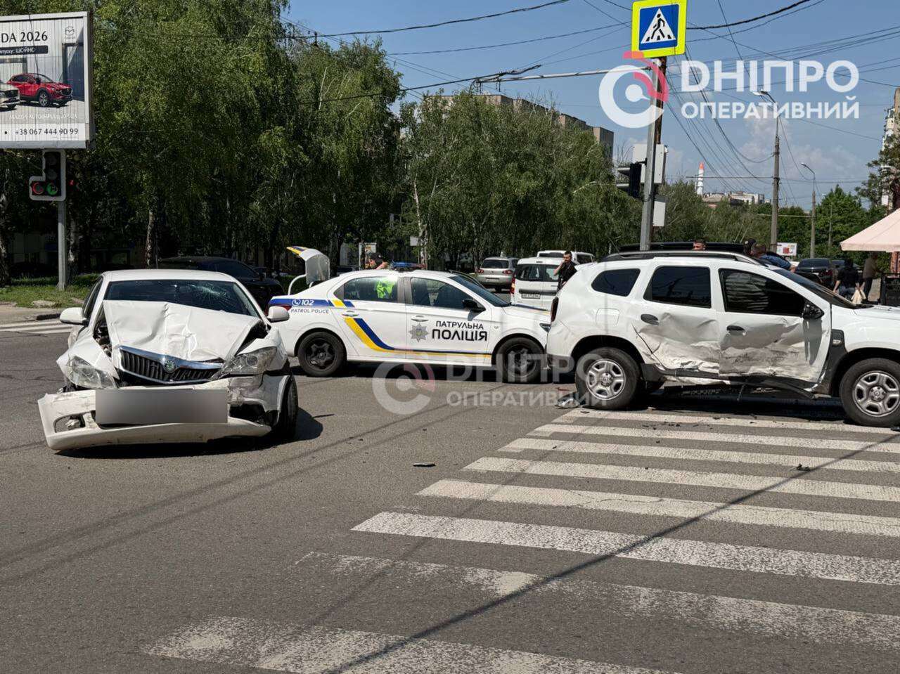 У Дніпрі на Поля Renault ледь не перекинувся на бік після зіткнення зі Skoda: відео та подробиці