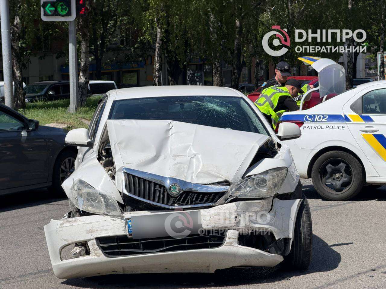 У Дніпрі на Поля Renault ледь не перекинувся на бік після зіткнення зі Skoda: відео та подробиці