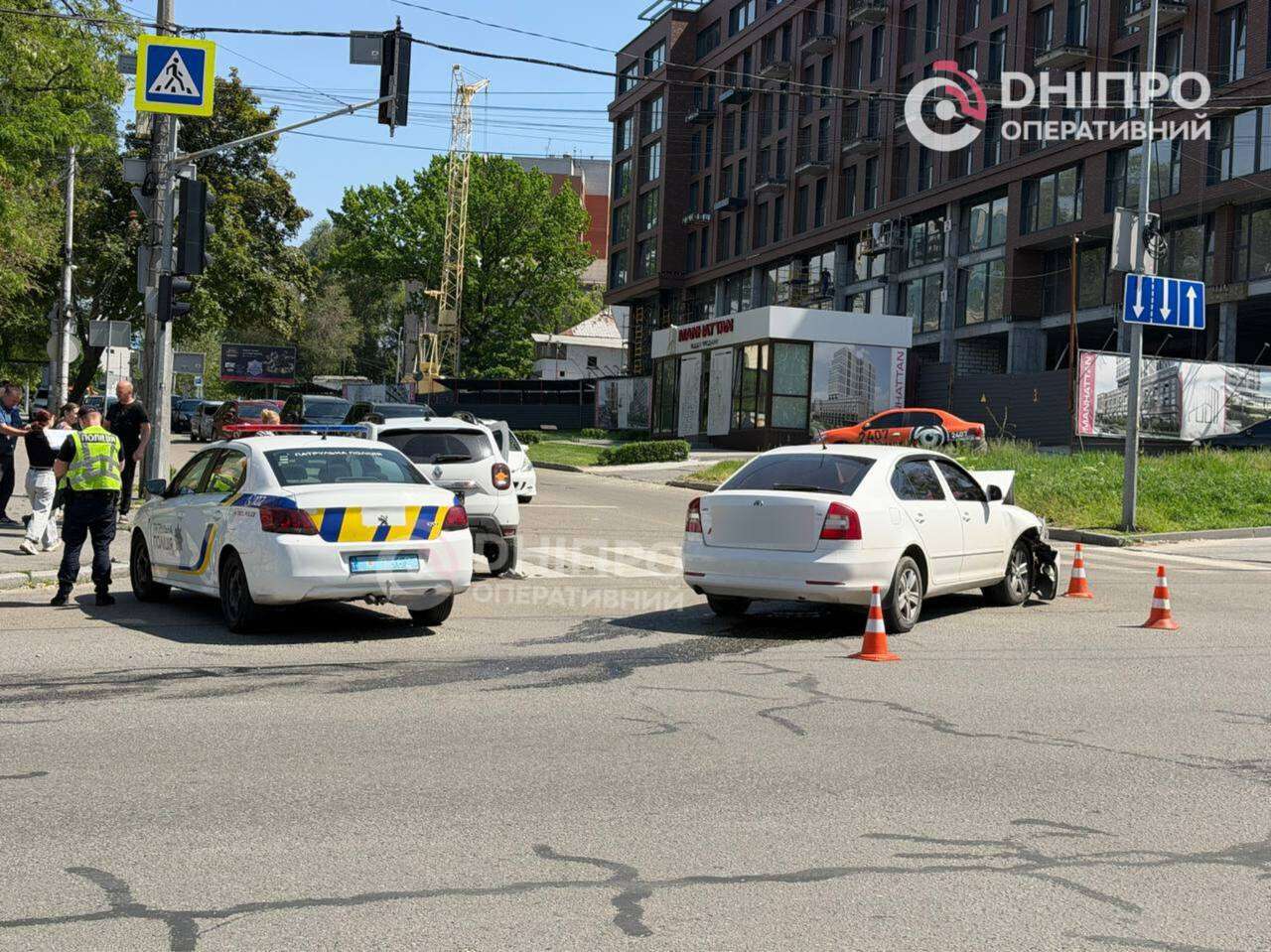 У Дніпрі на Поля Renault ледь не перекинувся на бік після зіткнення зі Skoda: відео та подробиці