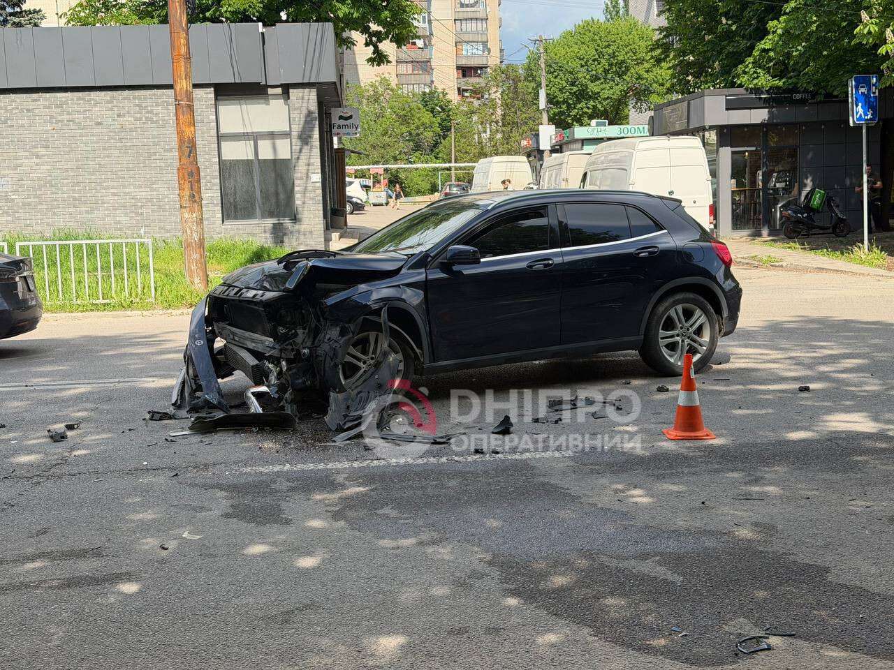 У Дніпрі на Панікахи Ford Mustang вилетів на узбіччя після зіткнення з Mercedes: відео моменту