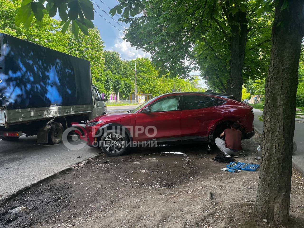 У Дніпрі на Панікахи Ford Mustang вилетів на узбіччя після зіткнення з Mercedes: відео моменту