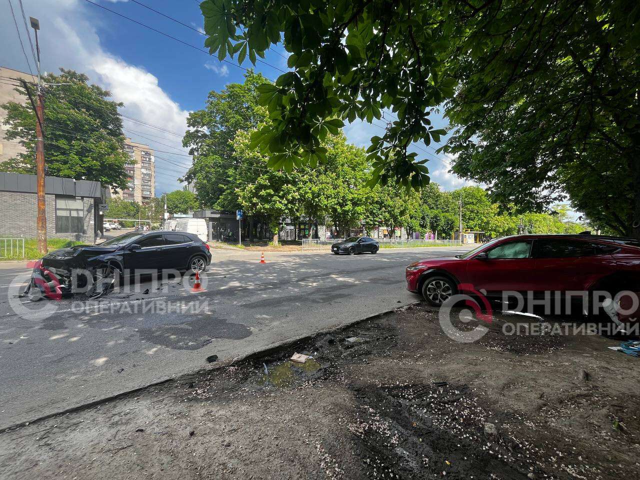 У Дніпрі на Панікахи Ford Mustang вилетів на узбіччя після зіткнення з Mercedes: відео моменту