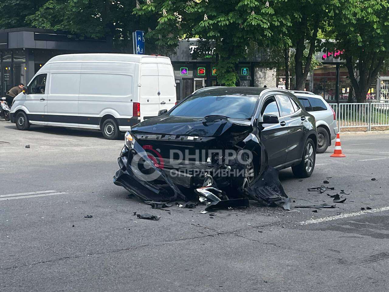 У Дніпрі на Панікахи Ford Mustang вилетів на узбіччя після зіткнення з Mercedes: відео моменту