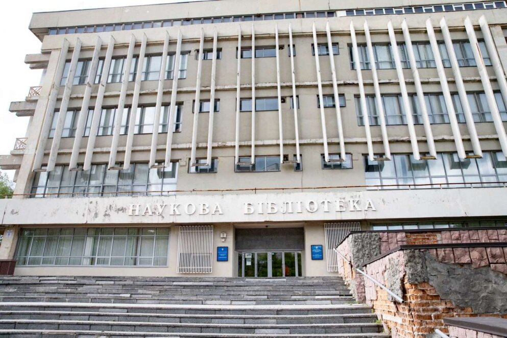 Корпуси та гуртожитки у жахливому стані: 5 років занепаду ректора ДНУ Оковитого