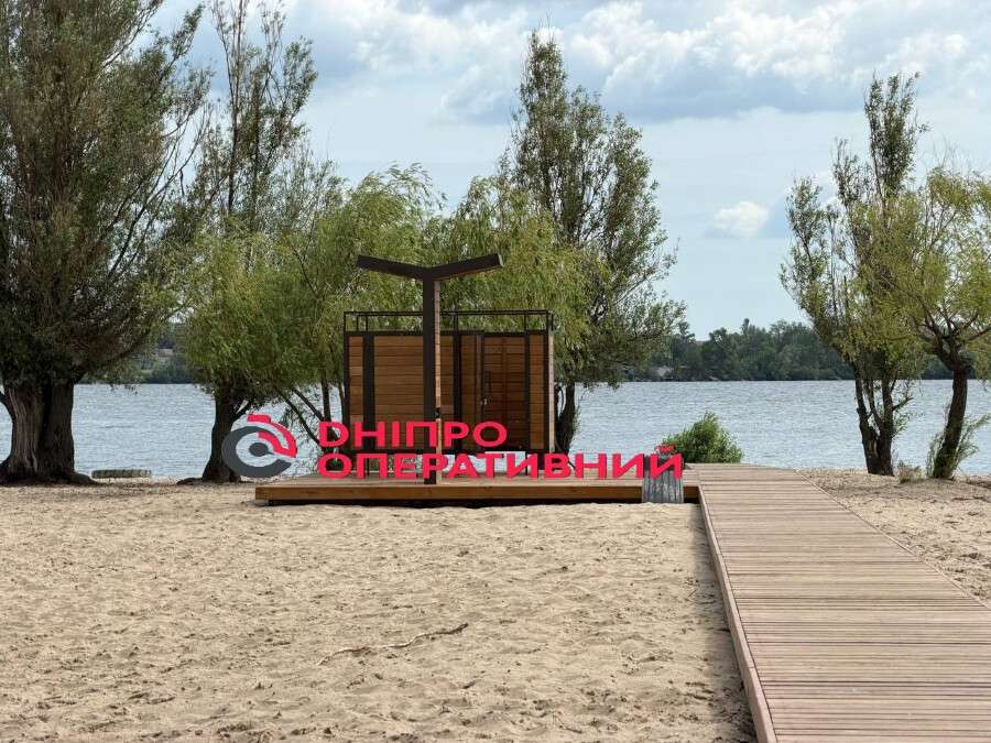 Купальний сезон у Дніпрі 2026: на Монастирському острові оновлюють пляж та чистять дно річки
