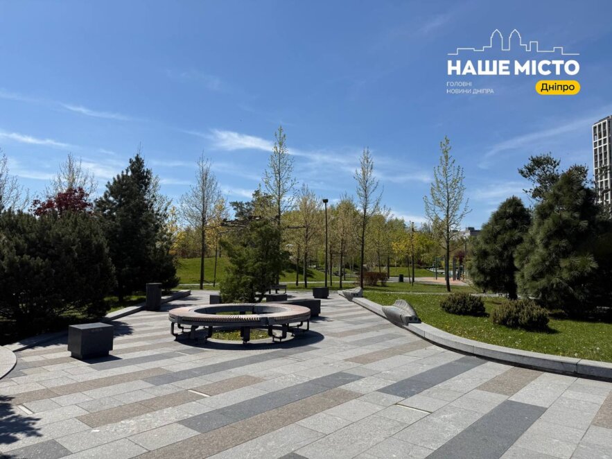 Сквер Прибережний у Дніпрі зеленіє на очах