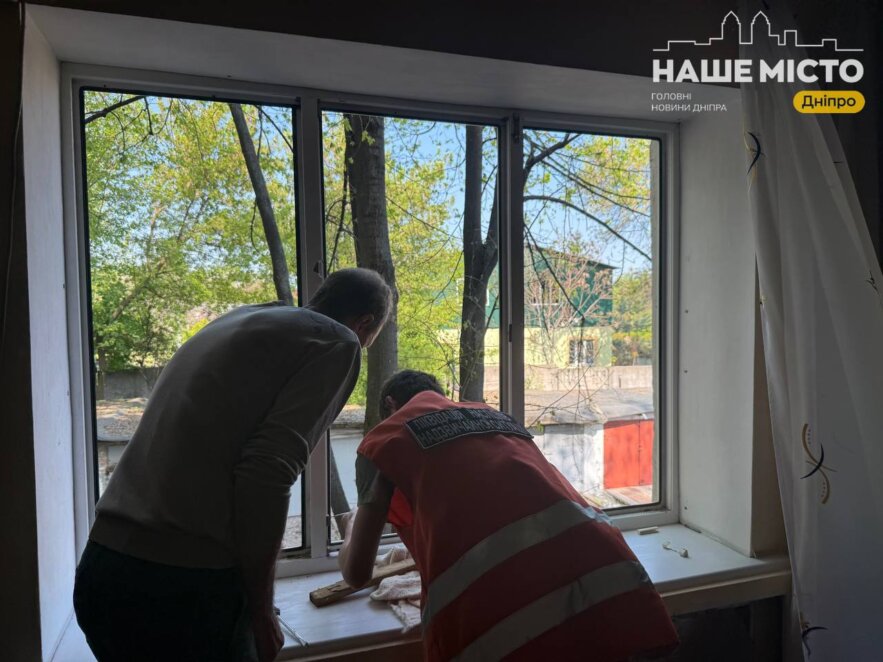 У трьох будинках Дніпра вибито понад 130 вікон