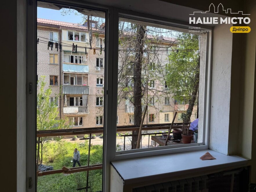 У трьох будинках Дніпра вибито понад 130 вікон