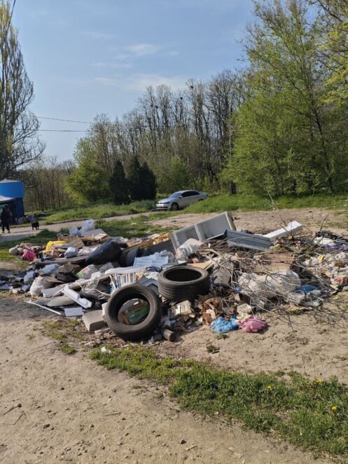 У Дніпрі продовжують прибирати території за заявками мешканців