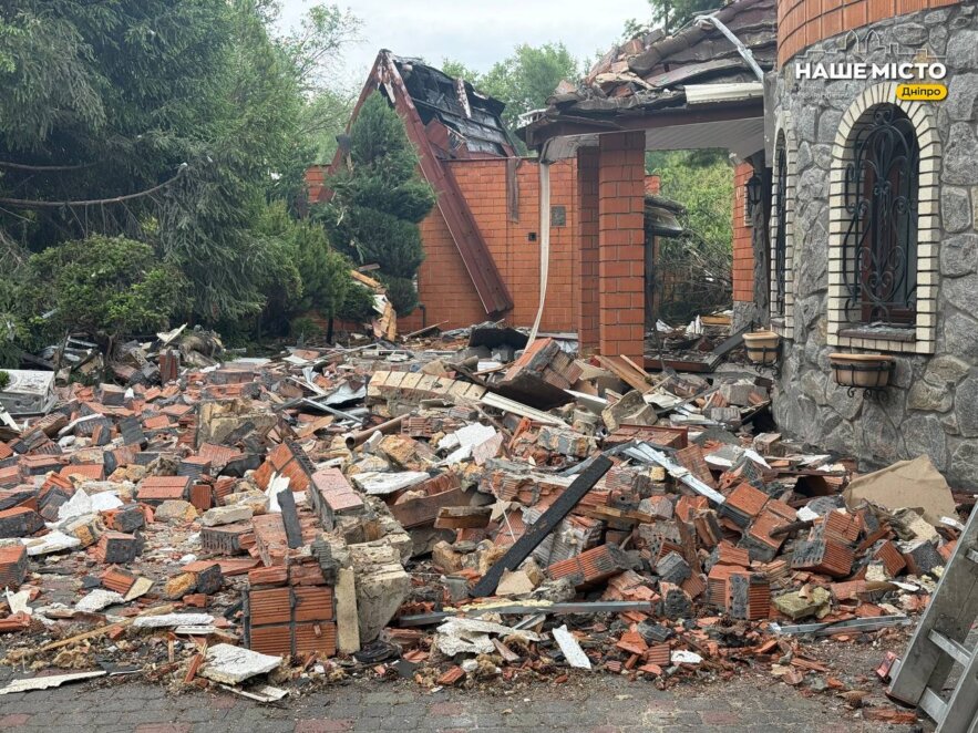 Як виглядає місце удару по приватному будинку у Дніпрі 17 травня 2026