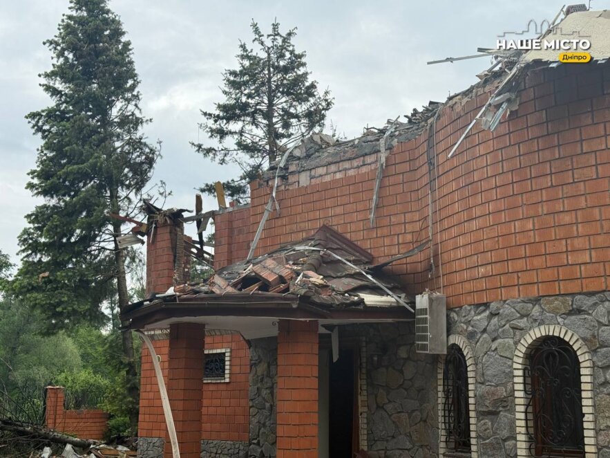 Як виглядає місце удару по приватному будинку у Дніпрі 17 травня 2026