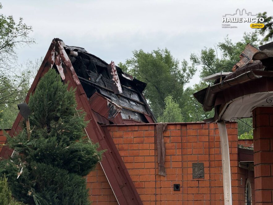 Як виглядає місце удару по приватному будинку у Дніпрі 17 травня 2026