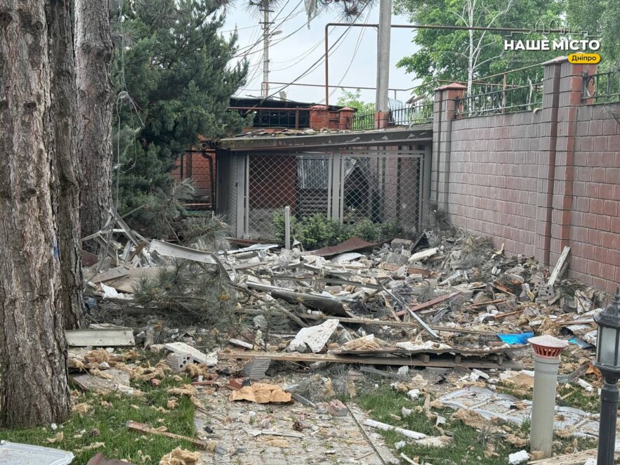 Як виглядає місце удару по приватному будинку у Дніпрі 17 травня 2026