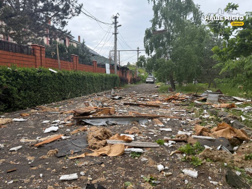 Як виглядає місце удару по приватному будинку у Дніпрі 17 травня 2026