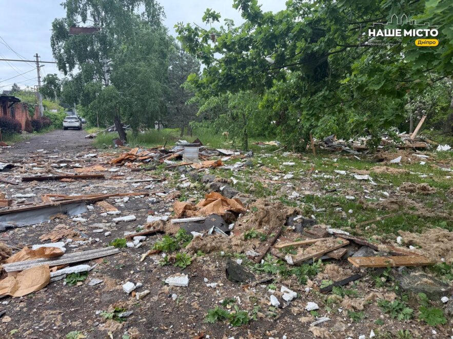 Як виглядає місце удару по приватному будинку у Дніпрі 17 травня 2026