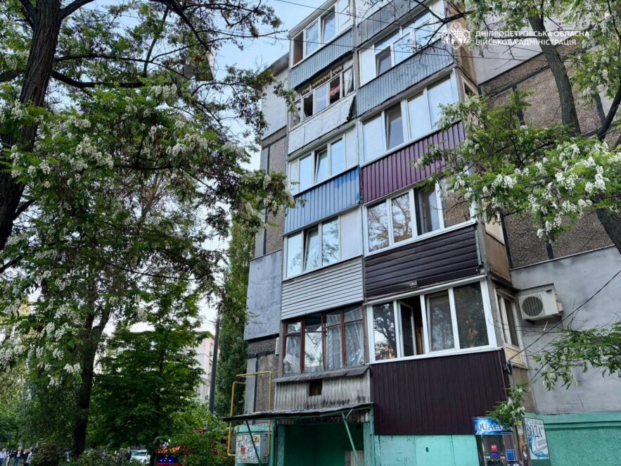 Внаслідок атаки на Дніпро є пошкодження багатоповерхівки та постраждала, 21 траня 2026