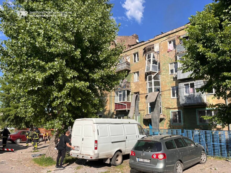 Голова Дніпропетровської обласної військової адміністрації Олександр Ганжа оприлюднив перші фото наслідків ворожої атаки на Дніпро, пише «Наше місто». На знімках — жахлива картина: багатоповерхові житлові будинки з пробоїнами у фасадах, знесеними покрівлями, зруйнованими балконами та вибитими вікнами. На одному з будинків чітко видно слід прямого влучання — пробоїна у стіні та характерні сліди горіння. Інший будинок частково зруйнований — обвалилася покрівля, стіни розтрощені вибуховою хвилею. П'ятеро людей дістали поранень через ворожу атаку на Дніпро. Це 34-річний чоловік та жінки 43, 58, 66 і 78 років. Четверо з них госпіталізовані в стані середньої тяжкості. На місцях влучань працюють рятувальники та екстрені служби. Нагадаємо: Атака на Дніпро 21 травня: що відбувається на місці подій. У Дніпрі відновлюють багатоповерхівку, пошкоджену внаслідок ворожої атаки 15 квітня цього року. Раніше ми писали: У Дніпрі через нічну атаку пошкоджений продуктовий склад. Читайте також: Ракетний удар по Дніпру у ніч на 20 травня: що відбувається на місці подій. Фото: ДніпроОВА.