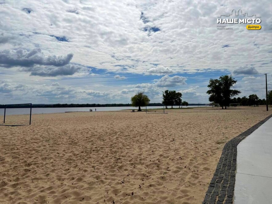У Дніпрі на Монастирському острові готують пляж до літнього сезону, 26 травня 2026