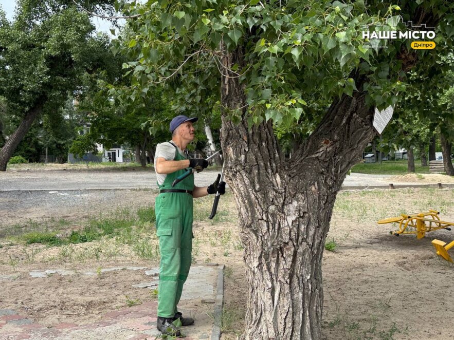 У Дніпрі на Монастирському острові готують пляж до літнього сезону, 26 травня 2026