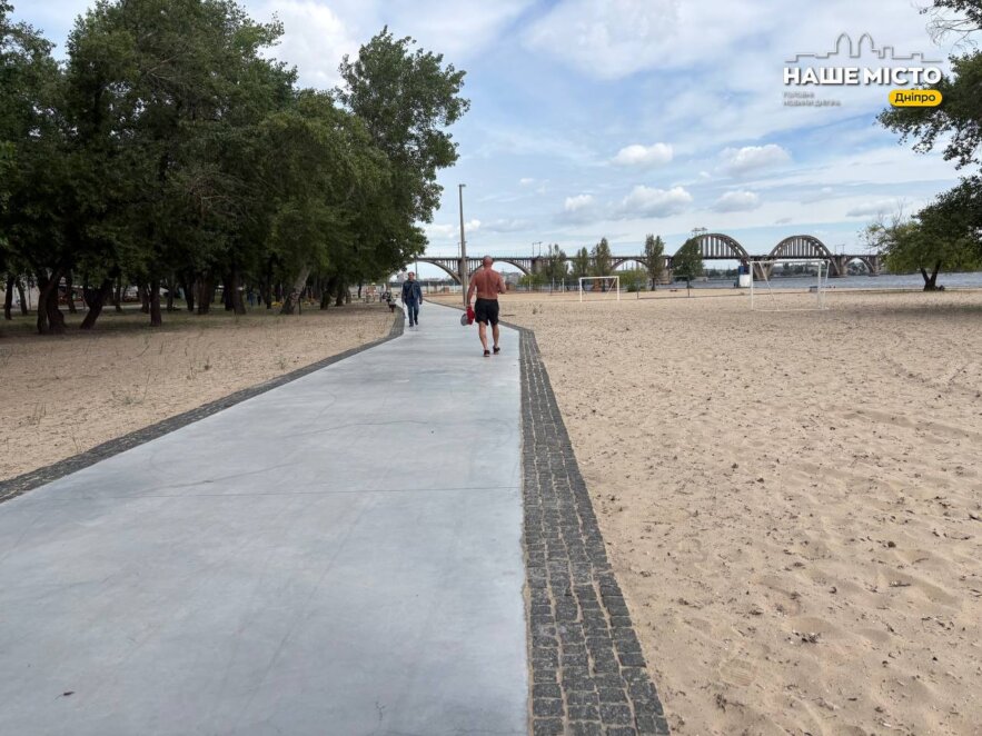У Дніпрі на Монастирському острові готують пляж до літнього сезону, 26 травня 2026