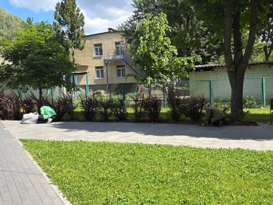 Фарбують, озеленюють, запускають полив: як змінюється зона відпочинку по вул. Інженерній у Дніпрі