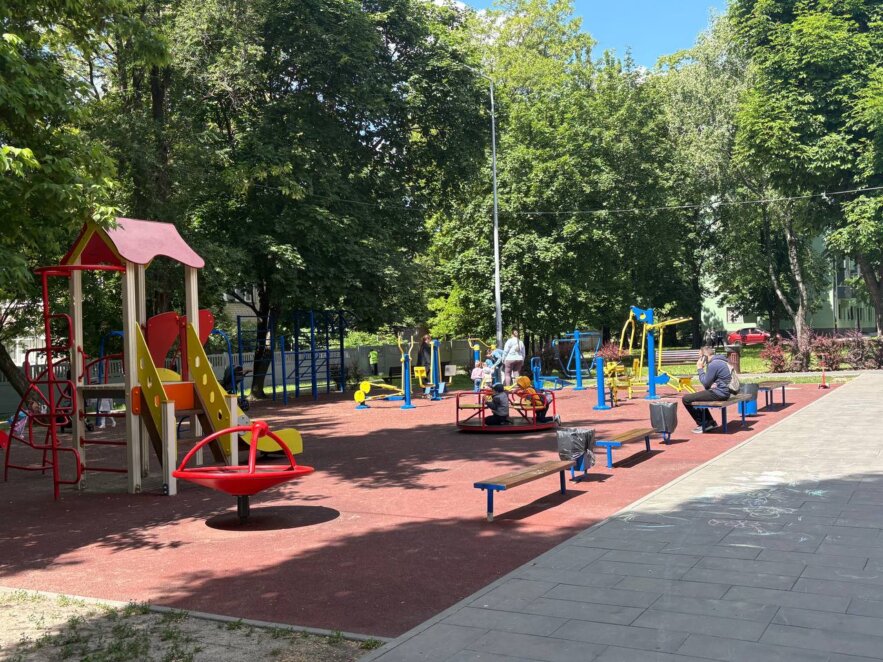 Фарбують, озеленюють, запускають полив: як змінюється зона відпочинку по вул. Інженерній у Дніпрі