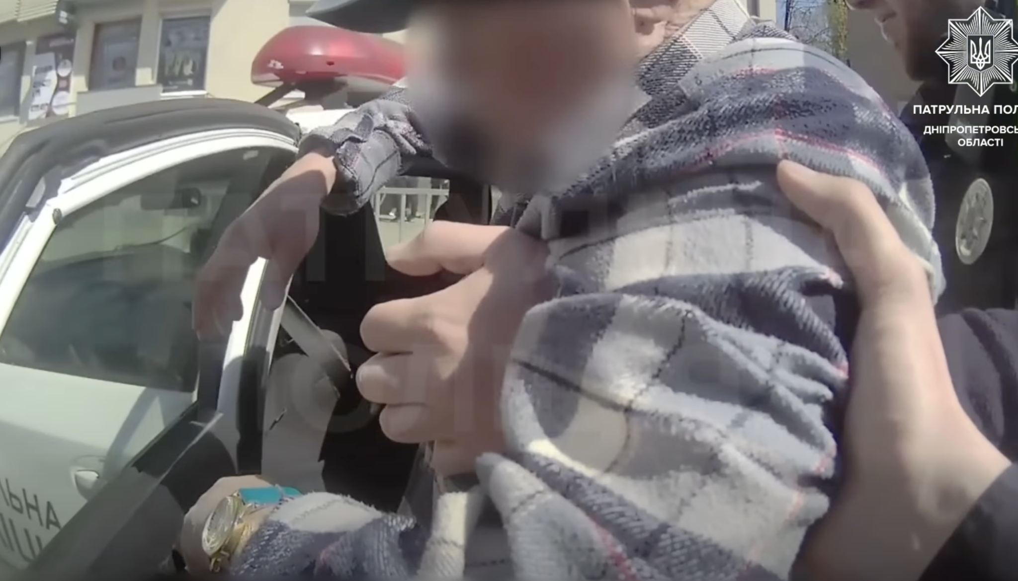 У Дніпрі патрульні допомогли літньому водієві, якому стало зле після ДТП: відео