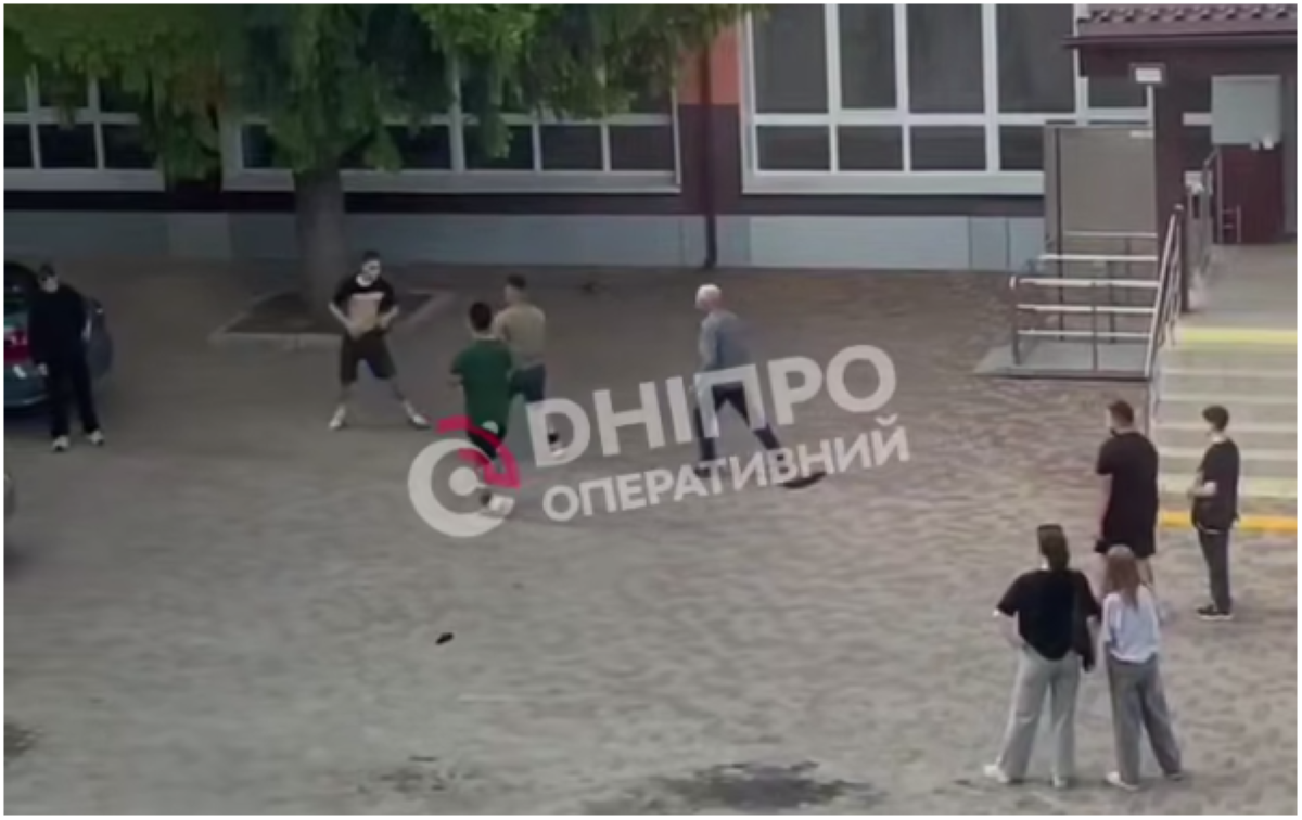 Конфлікт біля ліцею: під Дніпром двоє чоловіків побили 17-річного хлопця