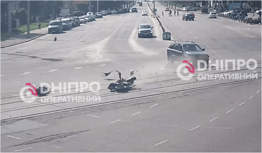 Мотоцикліст пролетів кілька метрів: у Дніпрі на Запорізькому шосе сталася серйозна ДТП